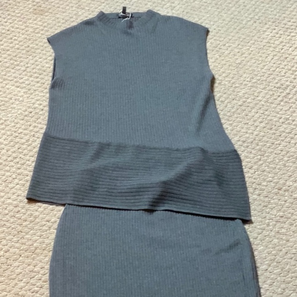 St. John Sweater - Picture 7 of 8